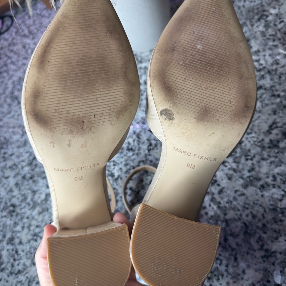 Marc Fisher EUC Gilson Faux Croc Leather Elegant Cream Block Heel Pumps Size 9 - Picture 9 of 10